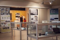 Photographie de l'exposition ‘météorites et cratères’ en 2008