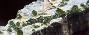 Lire la suite à propos de l’article Demantoid garnet deposits: review and geological classification