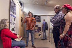 Photographie de l'exposition ‘météorites et cratères’ en 2008