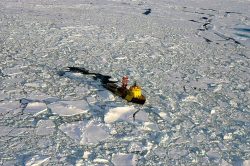 Le brise-glace Vidar Viking en forage au cours de l'expédition "IODP Arctic Coring". Photographie mission IOPD
