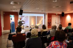 Michel Champenois parle du verre à la médiathèque Jules Vernes de Vandoeuvre