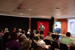 Michel Champenois parle du verre à la médiathèque Jules Vernes de Vandoeuvre