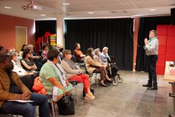 Michel Champenois parle du verre à la médiathèque Jules Vernes de Vandoeuvre