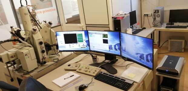 Photographie de la sonde électronique JEOL JXA 8230 au CPRG